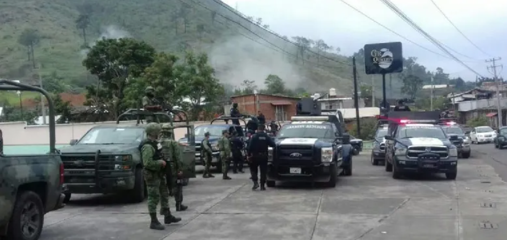 Militares realizan operativo en San Juan Nuevo, Michoacán;  criminales incendian vehículos