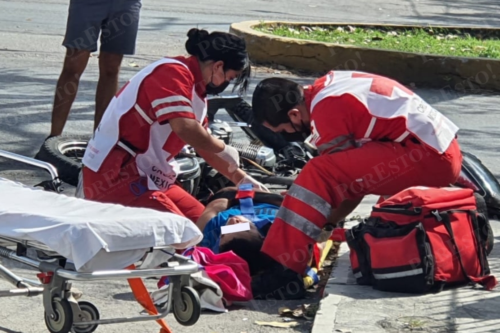 El motociclista herido de gravedad fue llevado a un hospital privado en Cozumel tras el accidente vial en la colonia Adolfo López Mateos