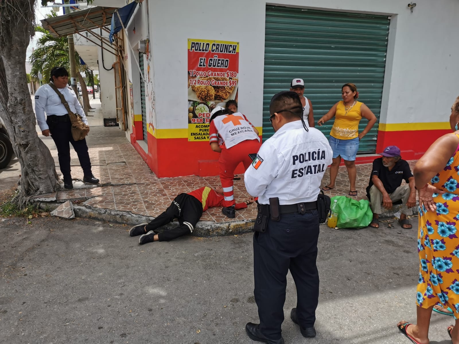 Mujer tirada en la calle de Ciudad del Carmen moviliza a policías