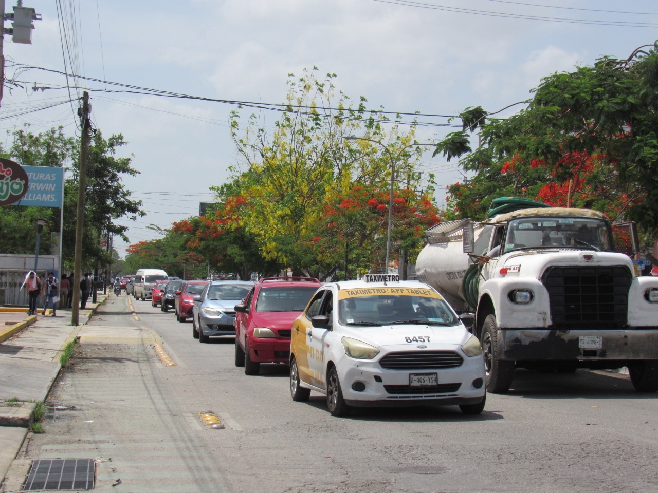 Tráiler causa tráfico en la avenida Jacinto Canek de Mérida tras derribar postes de teléfono