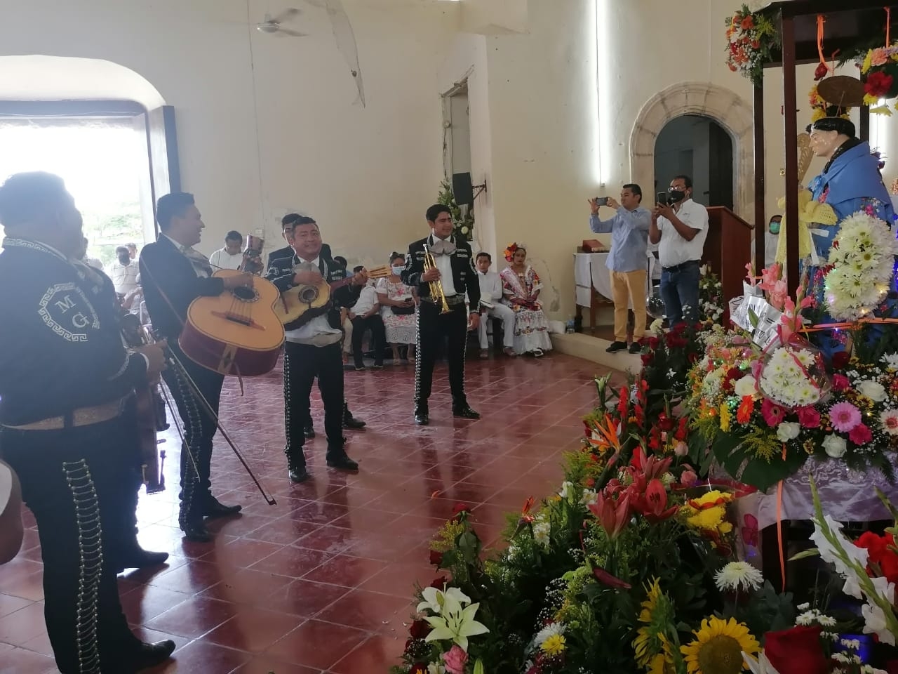 Un mariachi participó en la ceremonia de despedida a San Antonio de Padua en Ucí