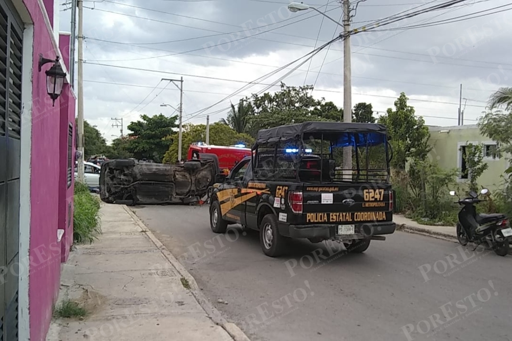 El accidente en San Luis Dzununcán ocurrió la tarde de este 13 de junio, donde el automóvil aún permanece en el sitio de la volcadura