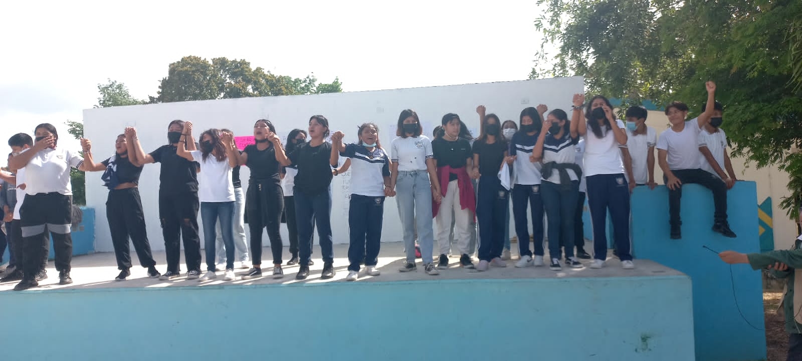 Las y los estudiantes de la secundaria 'José Antonio Tzuc Esparza' en Playa del Carmen exigieron castigo para el docente por presuntamente haber abusado sexualmente de una alumna