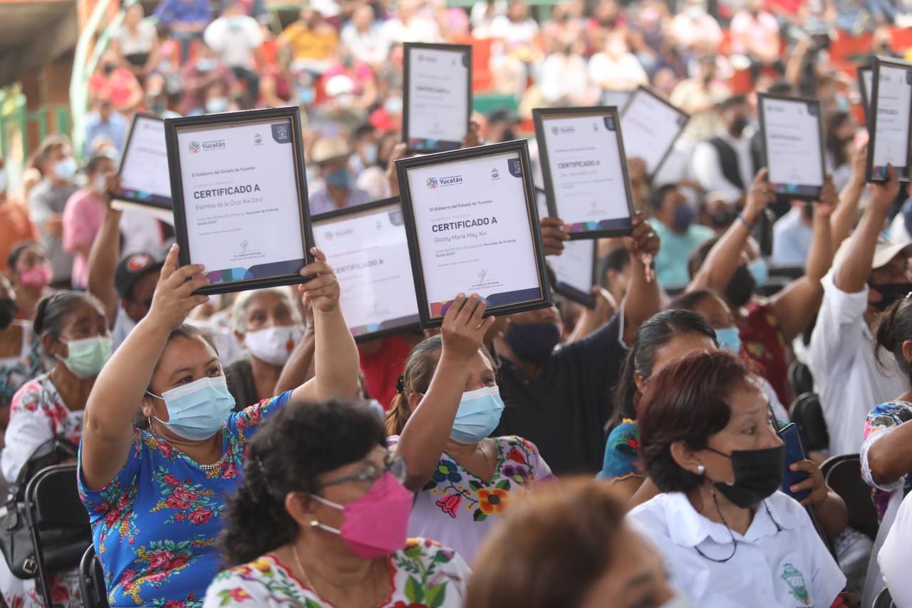 Mauricio Vila entrega 80 certificados del programa Vivienda Social en Oxkutzcab
