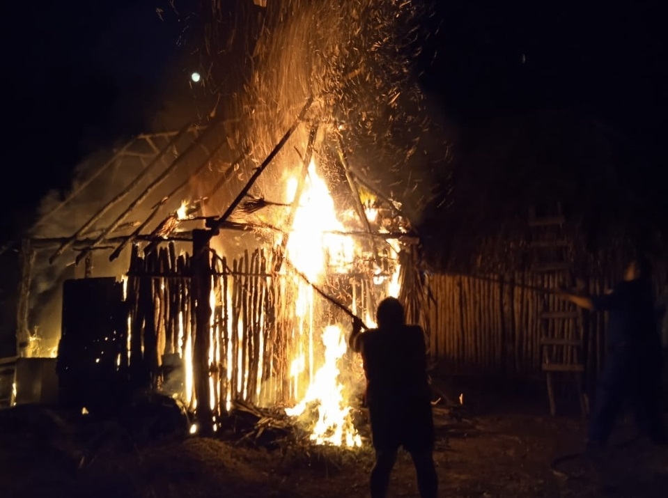 Cortocircuito causa incendio en una casa de madera en Tizimín