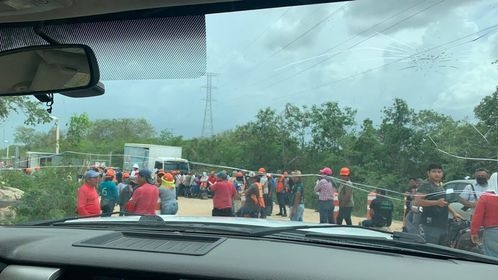Trabajadores del Tren Maya bloquean oficina de empresa encargada del Tramo 3 en Tixpéhual