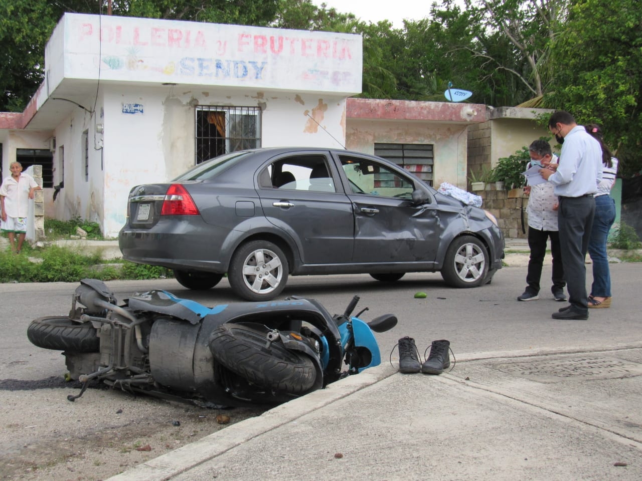 Una joven impactó su motocicleta contra un vehículo en San José Tecoh, Mérida