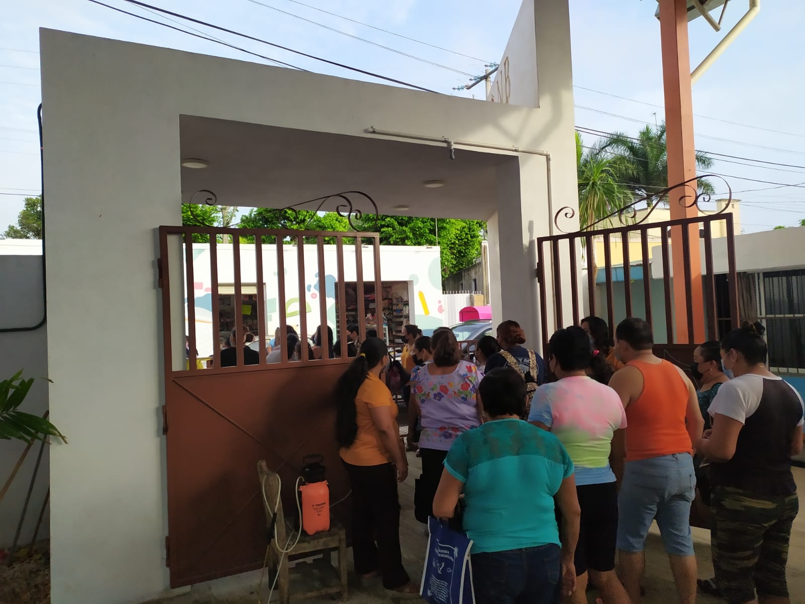 Padres y madres se reunieron en la primaria para tratar la situación. Foto:  José Daniel Quintal Arjona