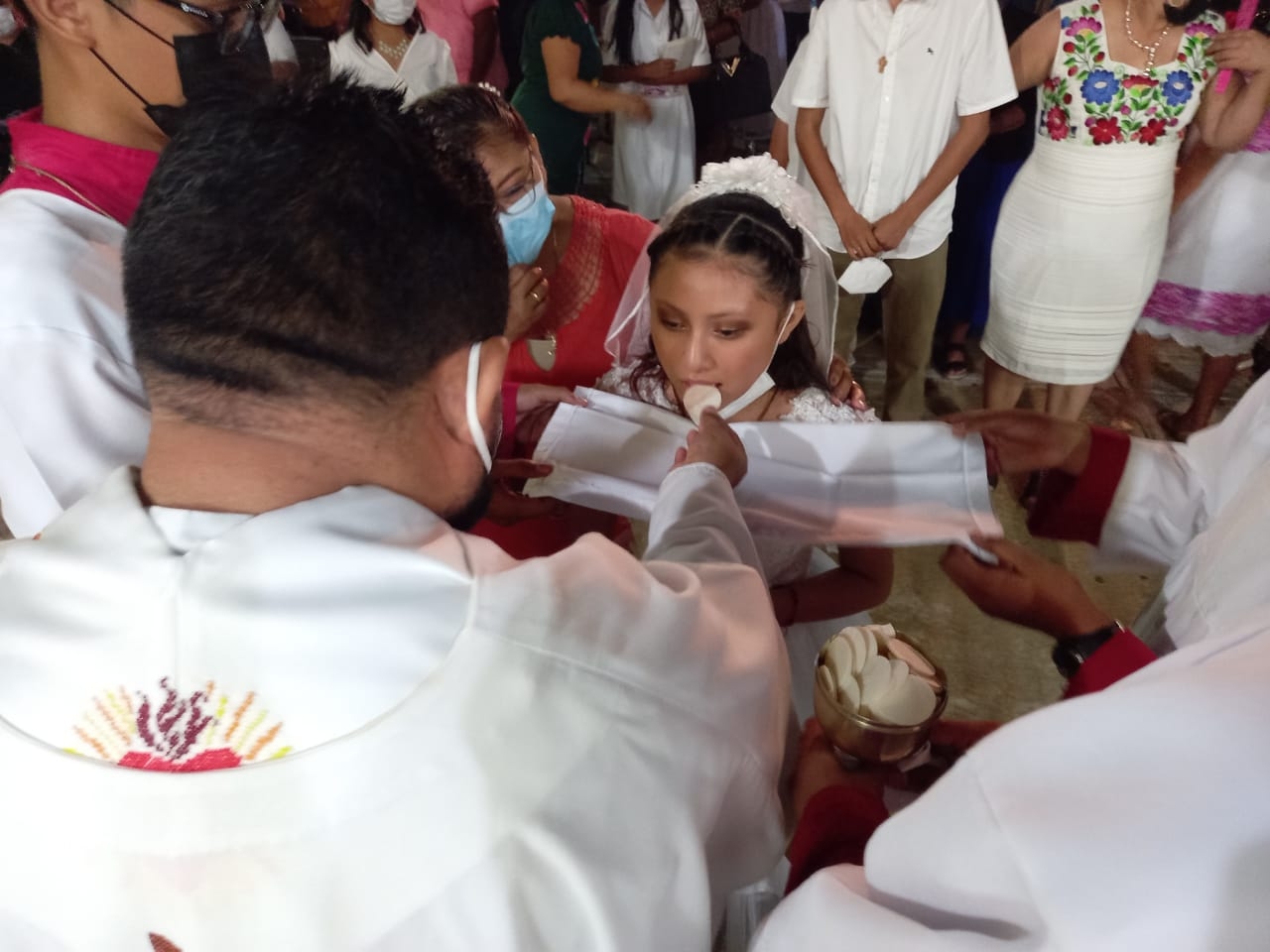 43 niñas, niños y jóvenes recibieron por primera vez la eucaristía. Foto: Ivan de Jesús May Cen