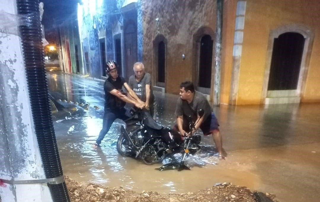 Caen dos vehículos en hoyo inundado y sin señalamientos por obras en Tekax, Yucatán