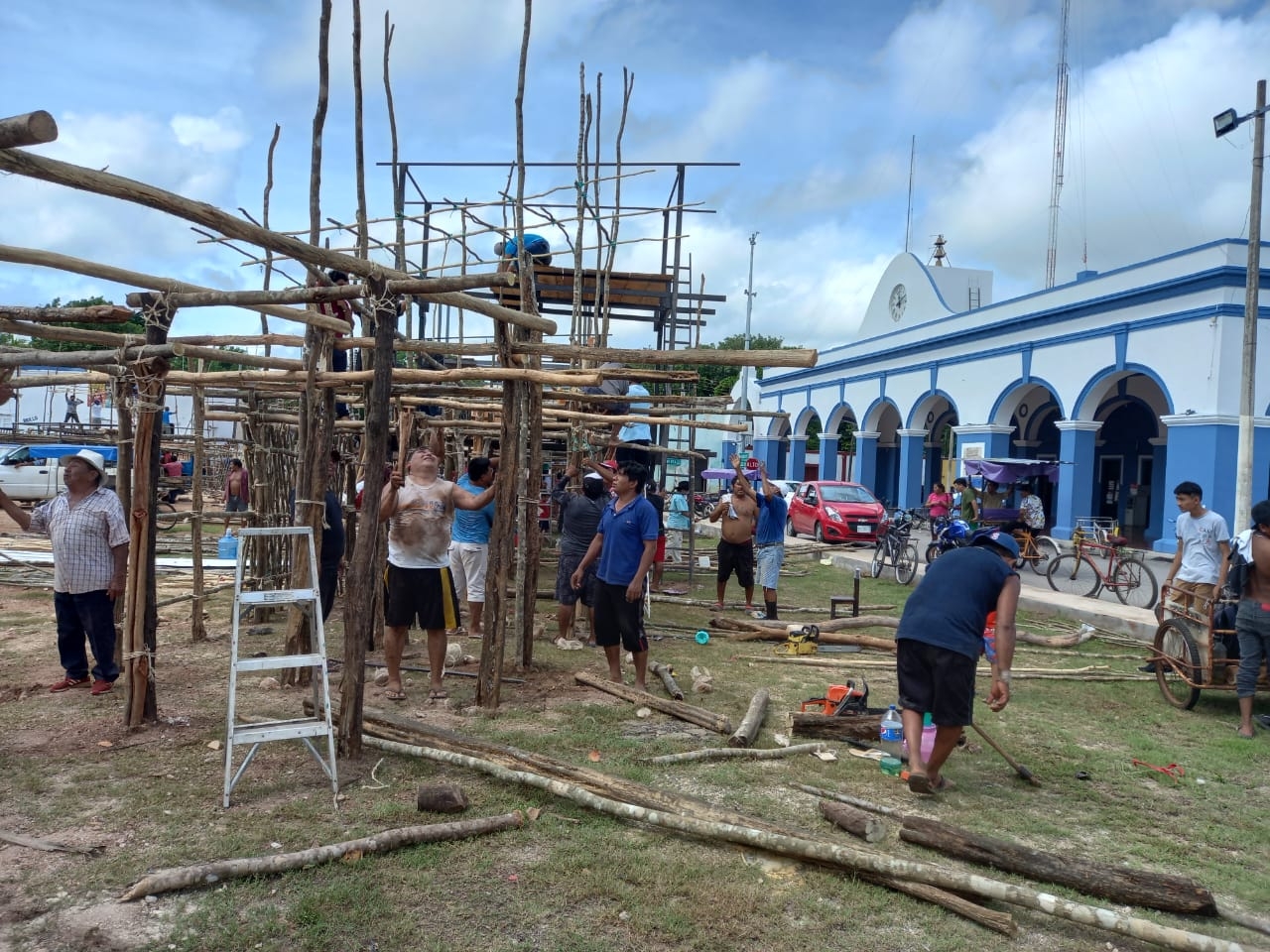 Más de 200 personas construyen coso taurino en Huhí, Yucatán