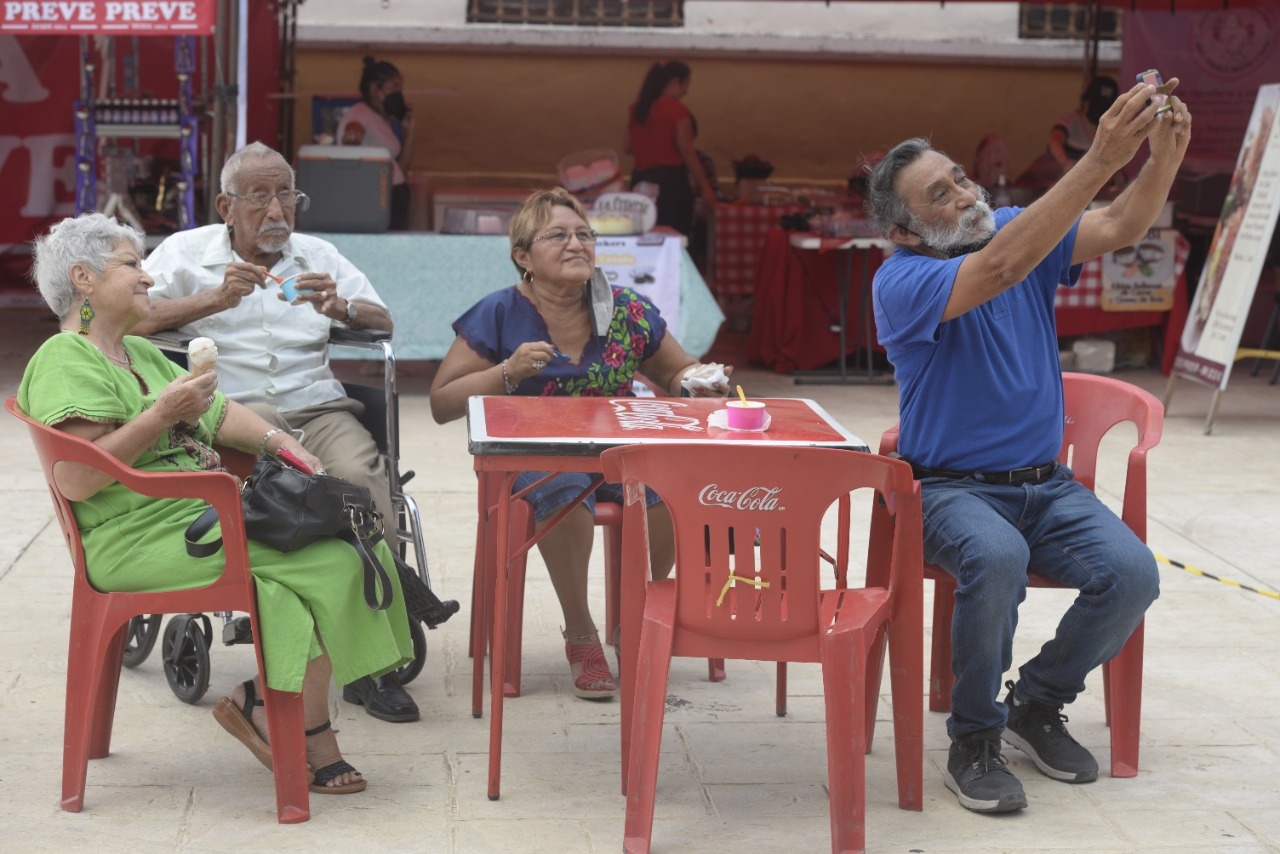 Abarrotan yucatecos la Feria del Helado durante este Día del Padre