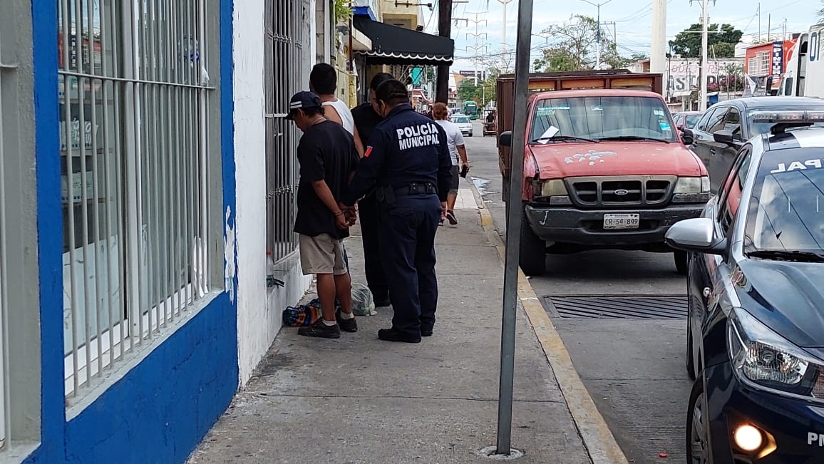 Detienen a dos hombres por beber alcohol en la vía pública en Ciudad del Carmen