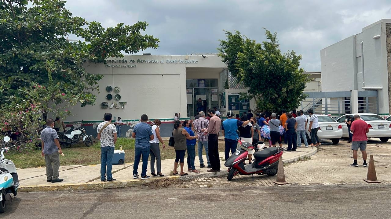 La fila a las afueras del SAT en Chetumal se alargó sobre el Boulevard Bahía de la capital de Quintana Roo