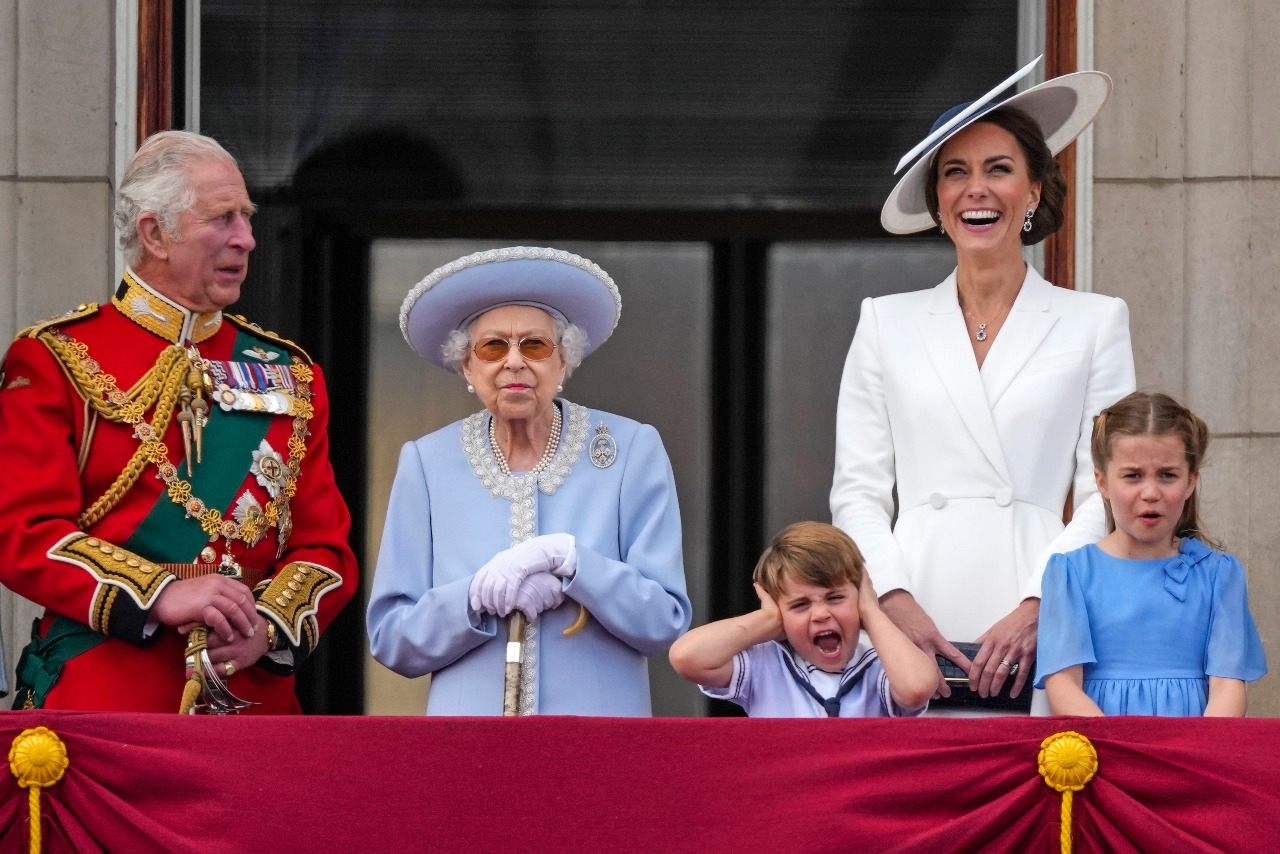 La reina Isabel II vivió un momento divertido con su nuevo, el príncipe Luis en los festejos del Jubileo de Platino