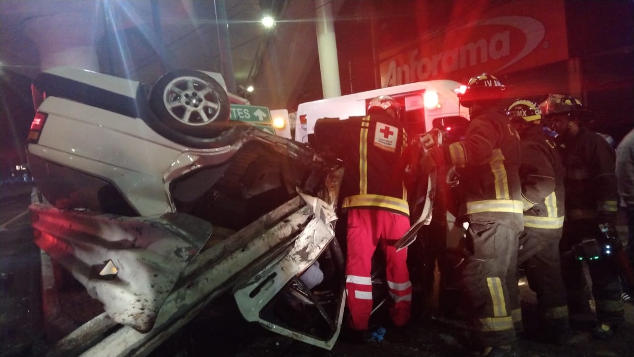 El choque y volcadura de un automóvil sobre la carretera México-Toluca dejó dos hombres muertos y dos heridos
