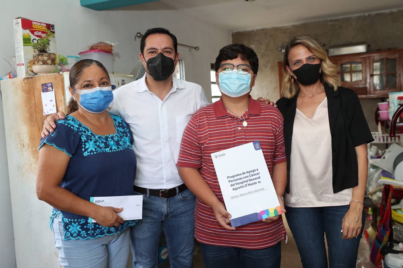 Mauricio Vila entrega a niños con cáncer apoyo para tratamiento en Mérida