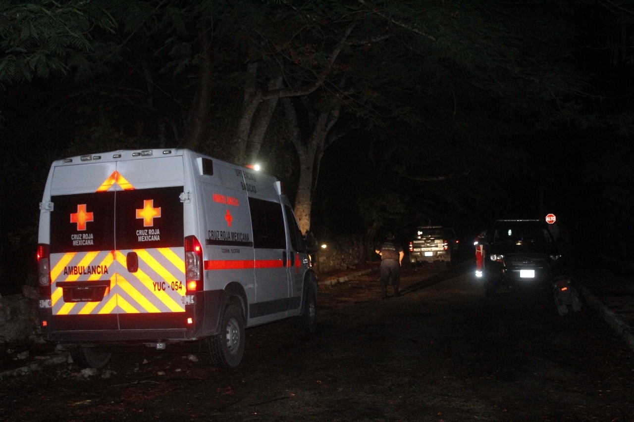 Al,lugar llegaron servicios de emergencia de la Cruz Roja, quienes vieron a la mujer con una herida de 25 cm. Foto: Carlos Euan