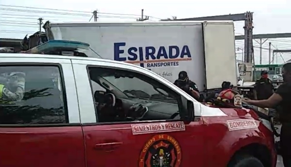 Conductor termina prensado contra un puente sobre el Periférico de Mérida: EN VIVO
