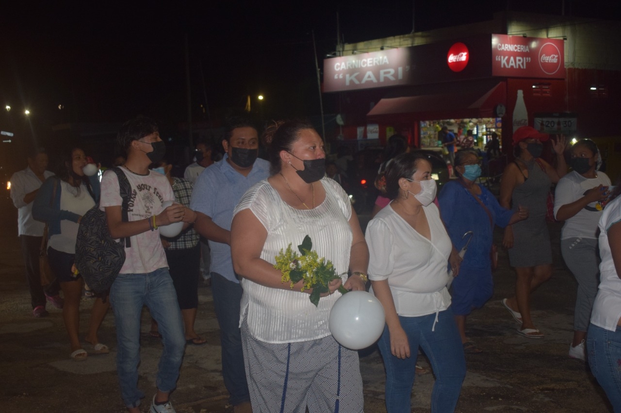 Con flores y velas, vecinos de Flamboyanes piden detener la 'ola' de violencia en la comunidad