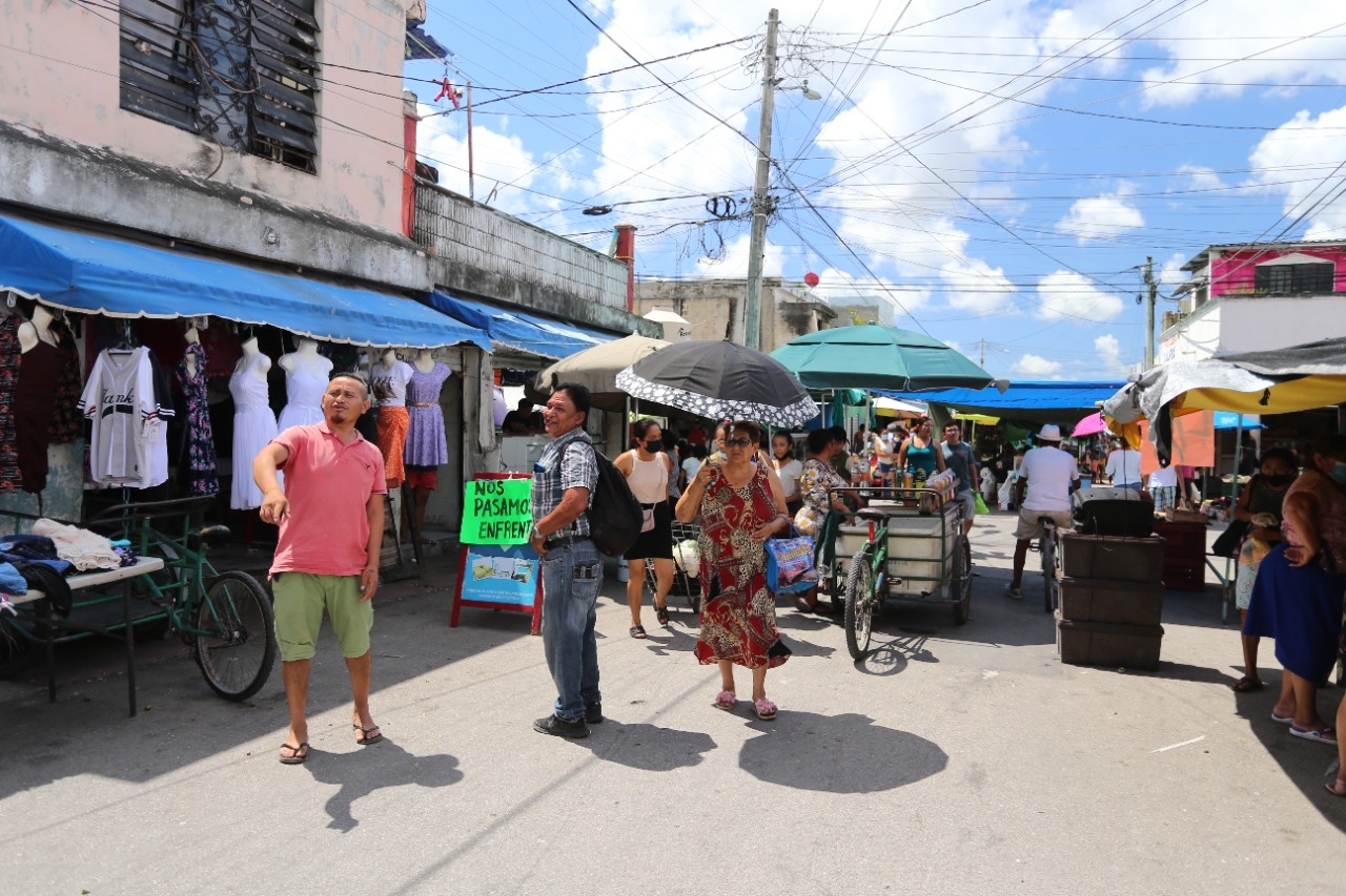 Tianguistas de Cancún ignoran medidas sanitarias anticovid pese a incremento de casos