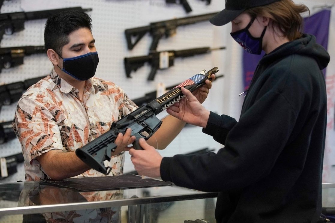 La portación de armas en público es completamente legal en EU. Foto: AFP