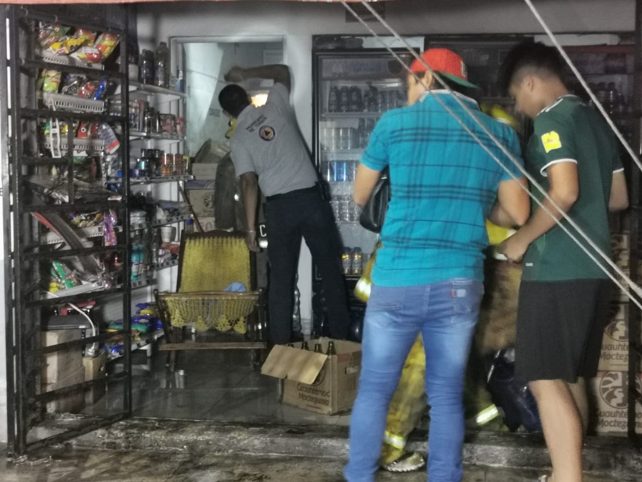 Hombres arrojan gasolina e incendian un expendio de cerveza en Ciudad del Carmen
