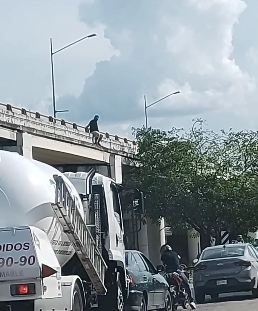 Policías de Kanasín impiden que un hombre se suicide desde un puente del Periférico de Mérida