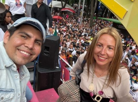 Mafe Walker, la que habla alienígena, hace colorida conexión desde la Marcha Gay de la CDMX