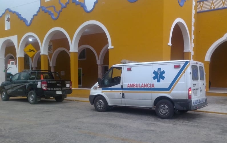 El joven fue trasladado al hospital de Motul en una ambulancia