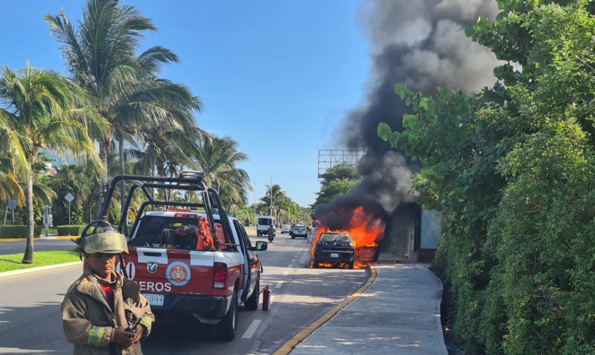 Auto se incendia en Zona Hotelera de Cancún