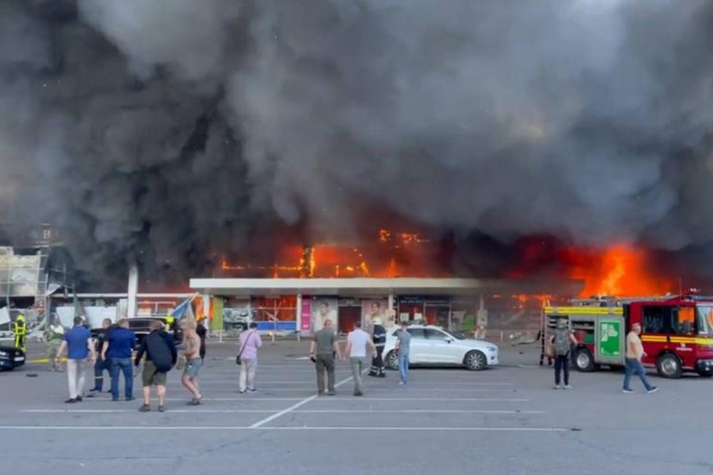 Ataque con misil ruso en un centro comercial de Ucrania deja 10 muertos