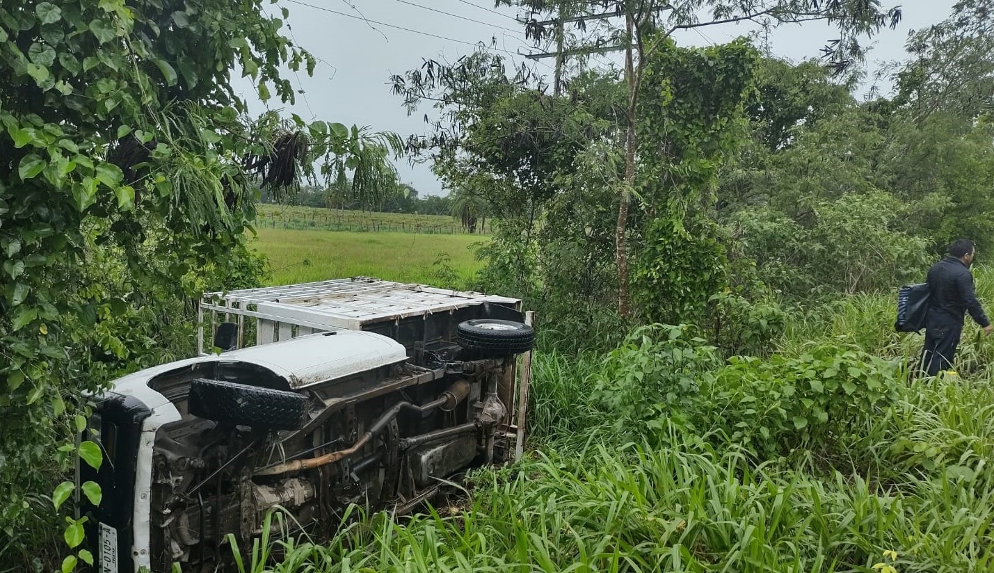 Camioneta vuelca por la fuerte lluvia en la carretera Tizimín-Sucopó