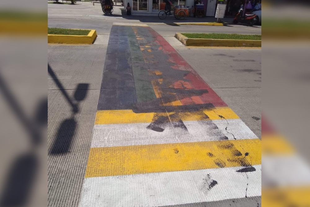 En pleno Mes del Orgullo, vandalizan paso peatonal pintado con la bandera LGBT en Chetumal