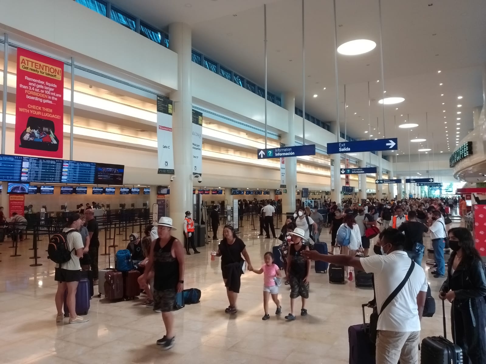 Personal del Aeropuerto Internacional de Cancún incumple en reiterar el uso obligatorio de cubrebocas en el recinto, tal como lo infomró Asur