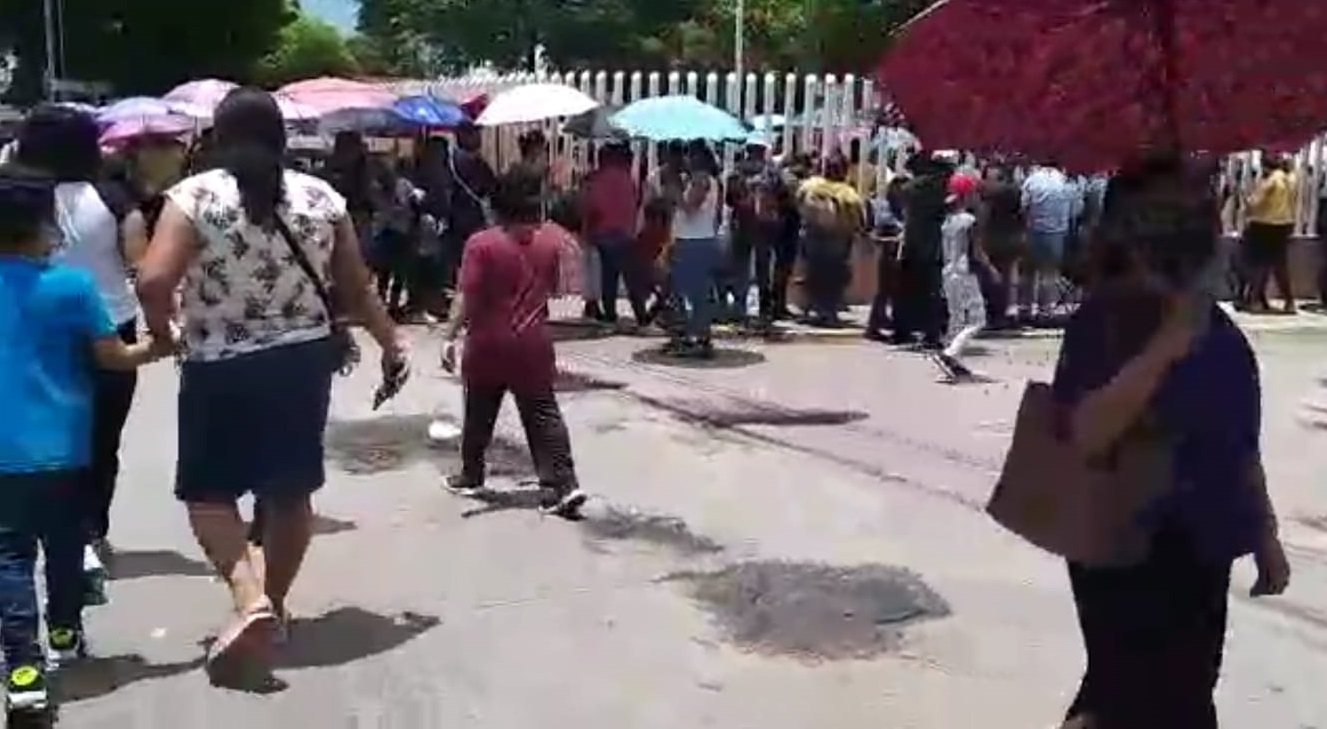 Molestias en módulo de vacunación de 5 a 11 años en Ciudad del Carmen por largas filas: VIDEO