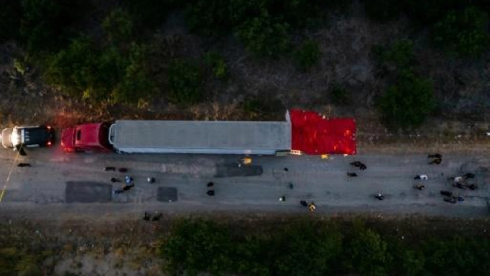 El tráiler fue abandonado en la carretera 18 de San Antonio, Texas. Foto: AFP