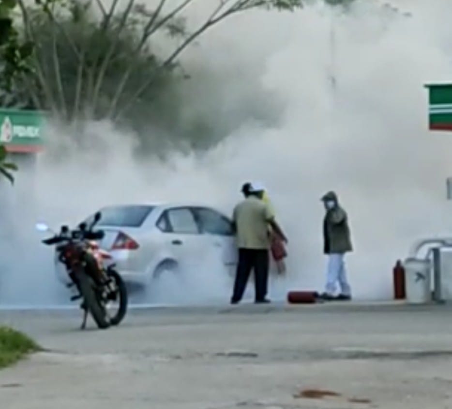 Auto se incendia en plena gasolinera de Tekax, Yucatán