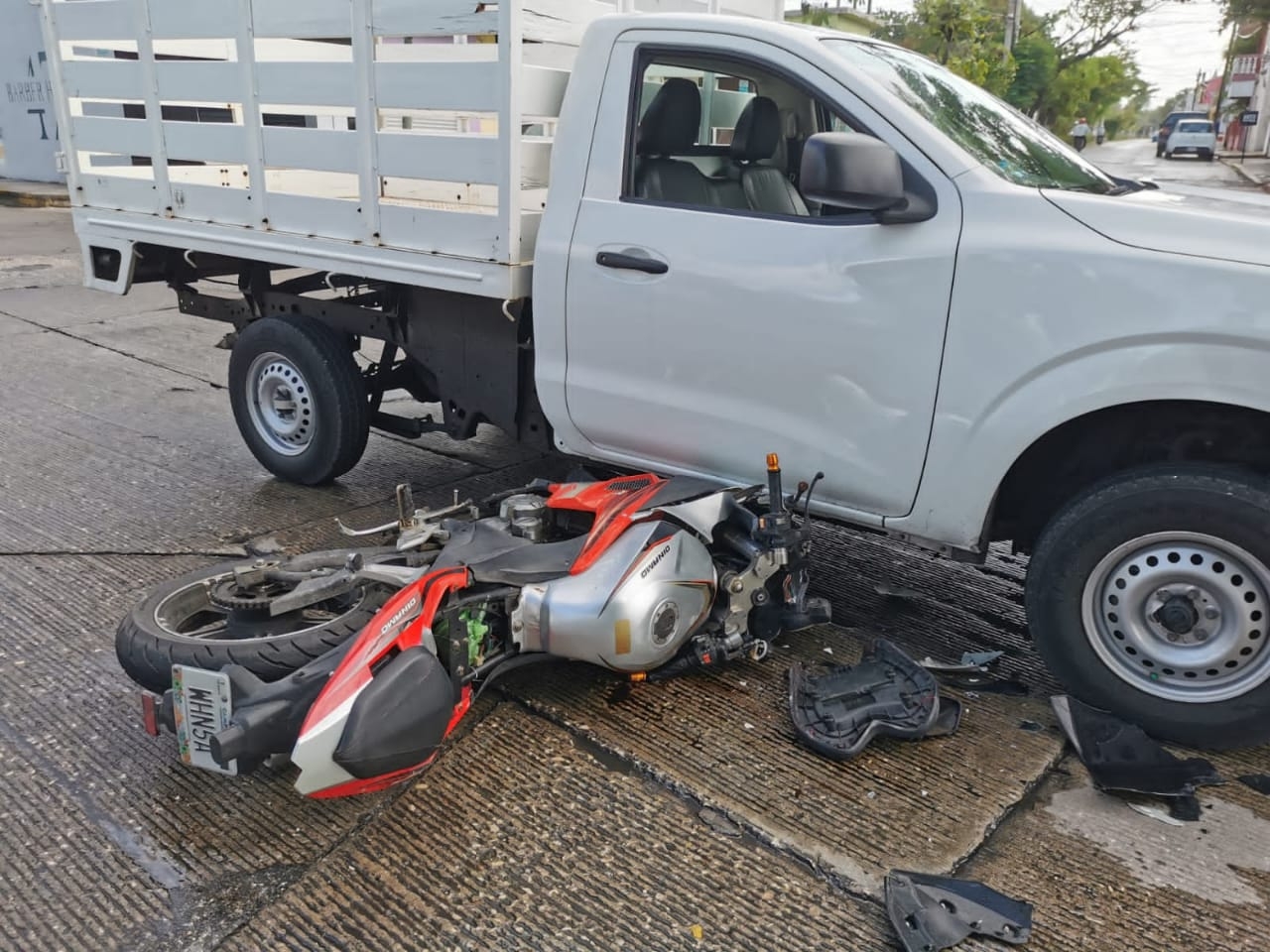 El conductor de una camioneta atropelló a una pareja en motocicleta