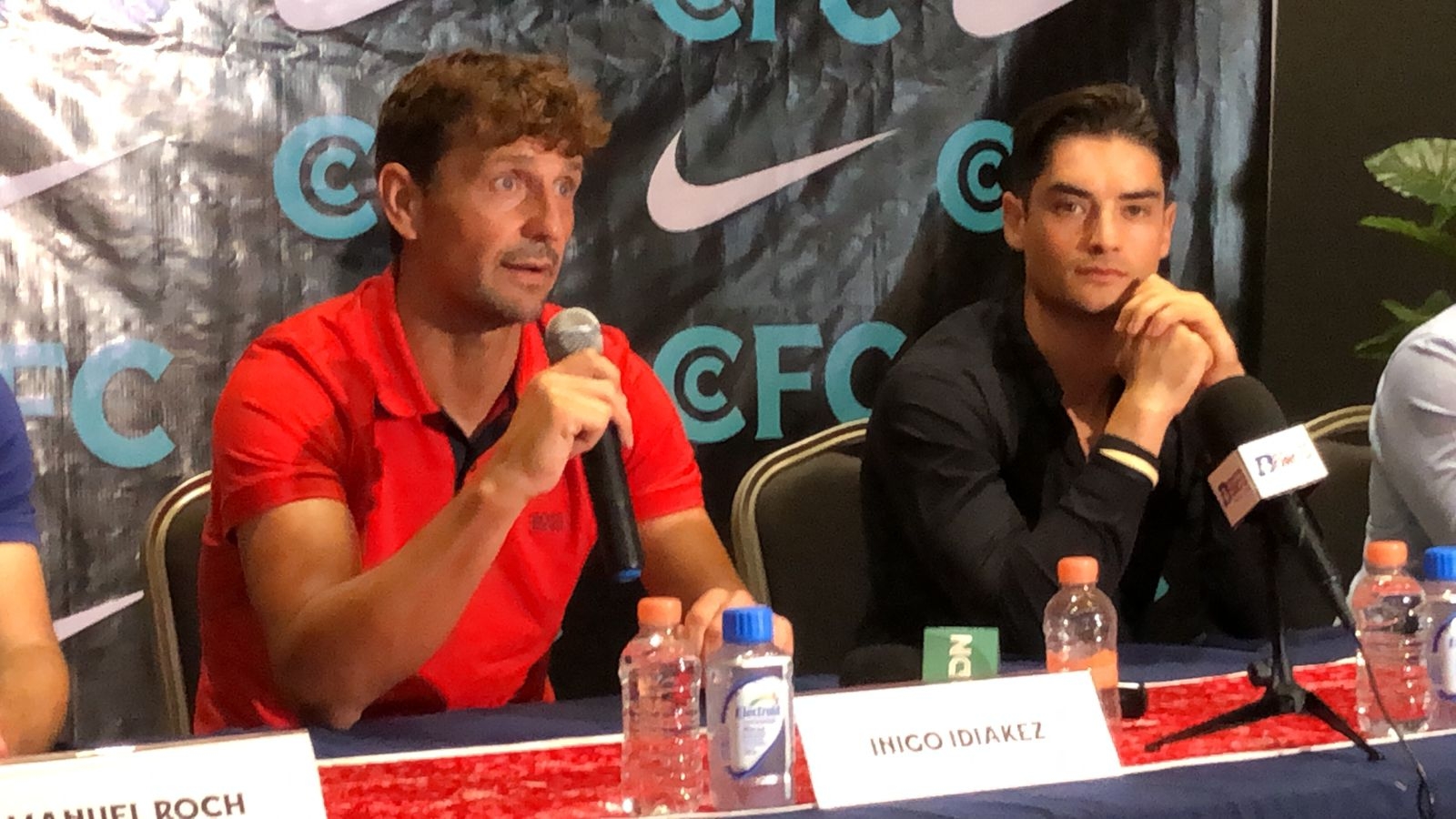 Íñigo Idiákez Barkaiztegi (camisa roja), indicó que llevará a Cancún FC al éxito, pues su equipó viene listo para iniciar con los trabajos