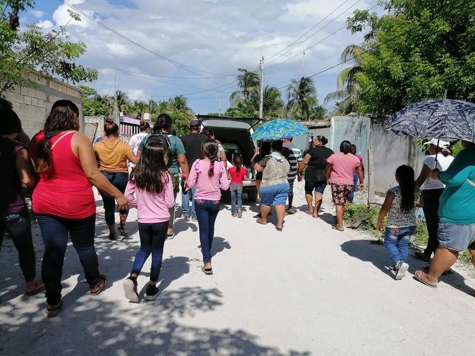Familiares y amigos acompañaron la carroza fúnebre en Isla Aguada