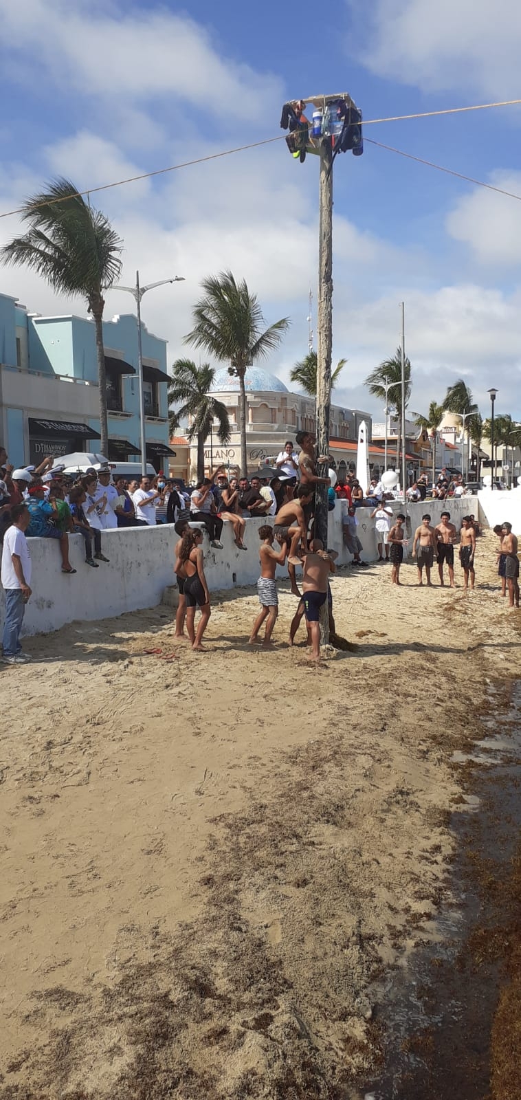 Tras lluvias, conmemoran el Día de la Marina con un palo encebado en Cozumel: VIDEO