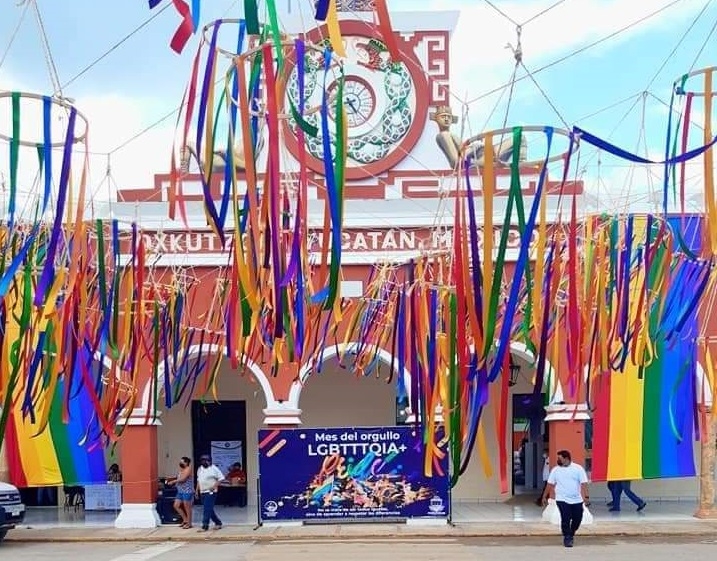 Ayuntamiento de Oxkutzcab se pinta de arcoíris por el Mes del Orgullo LGBT+