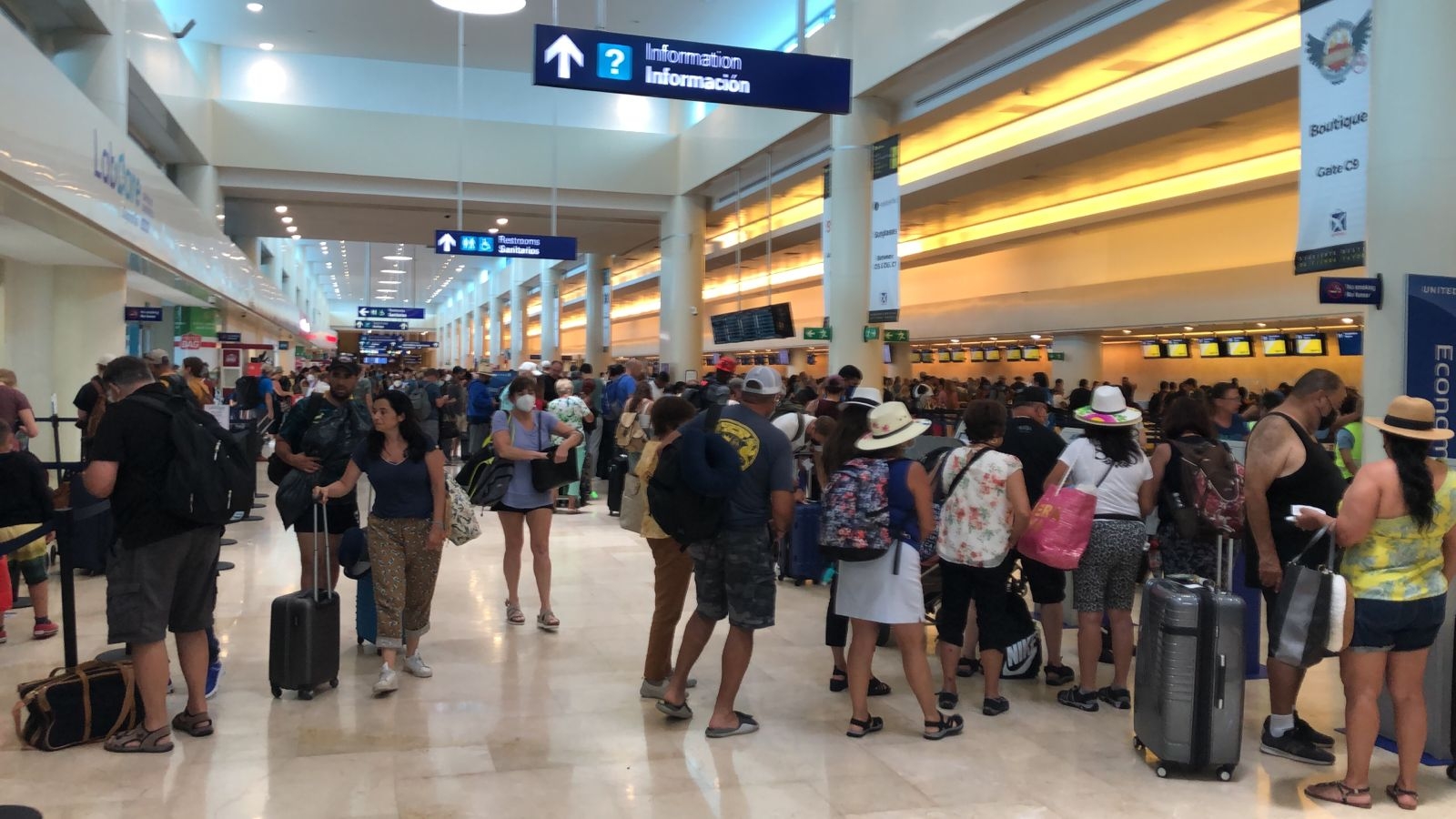 Buena afluencia de turistas en el aeropuerto de Cancún tras días lluviosos: VIDEO