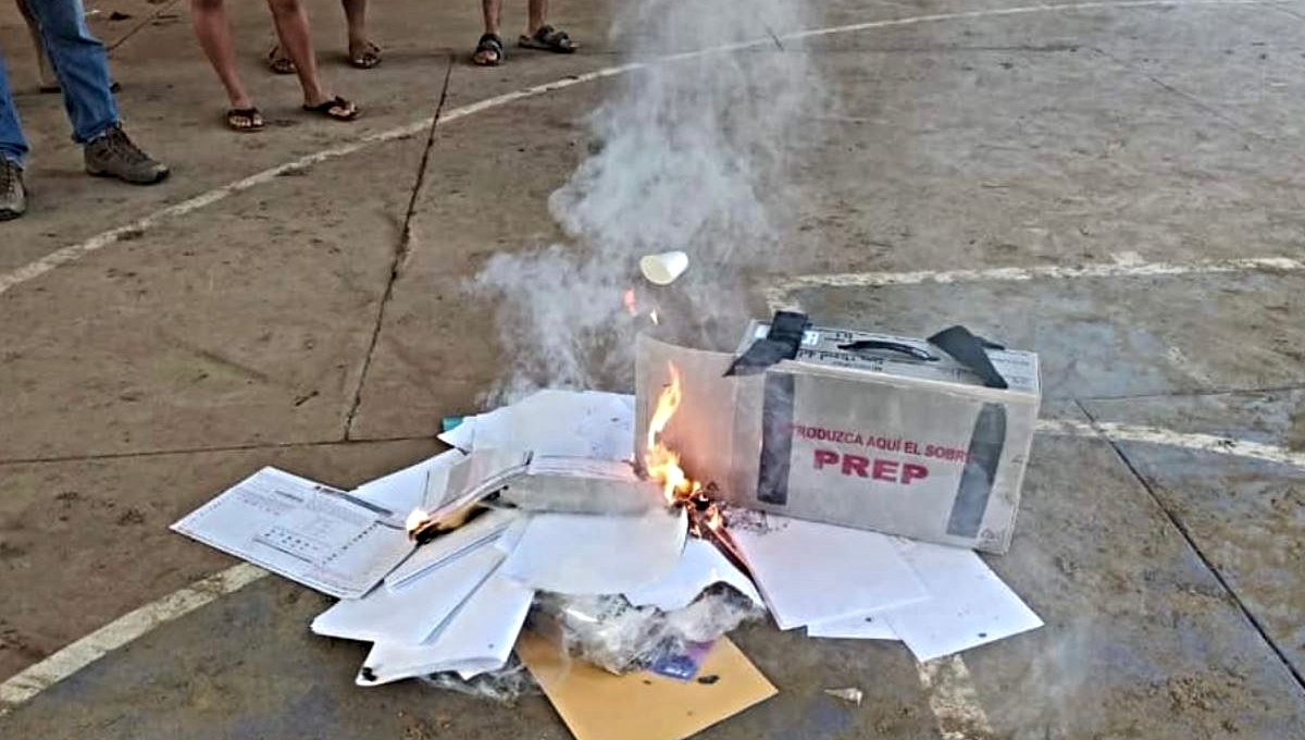 Pobladores de Copalita en Oaxaca queman paquetería electoral