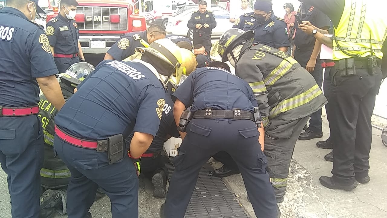 Rescatan a menor que se atoró en una coladera en Mérida: VIDEO