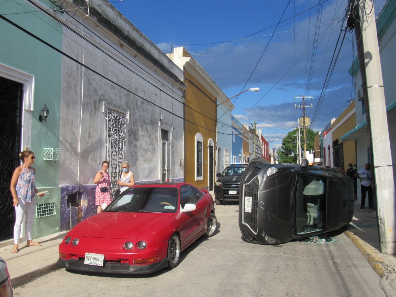 Auto de lujo vuelca tras un descuido de su conductora en el Centro de Mérida