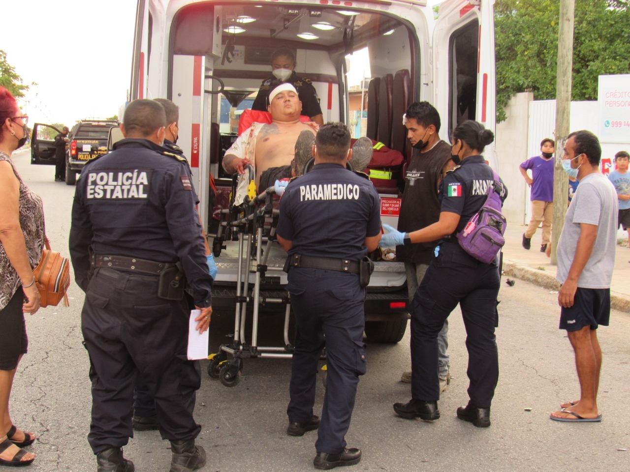 Ciclista y motociclista terminan heridos al chocar en Mérida