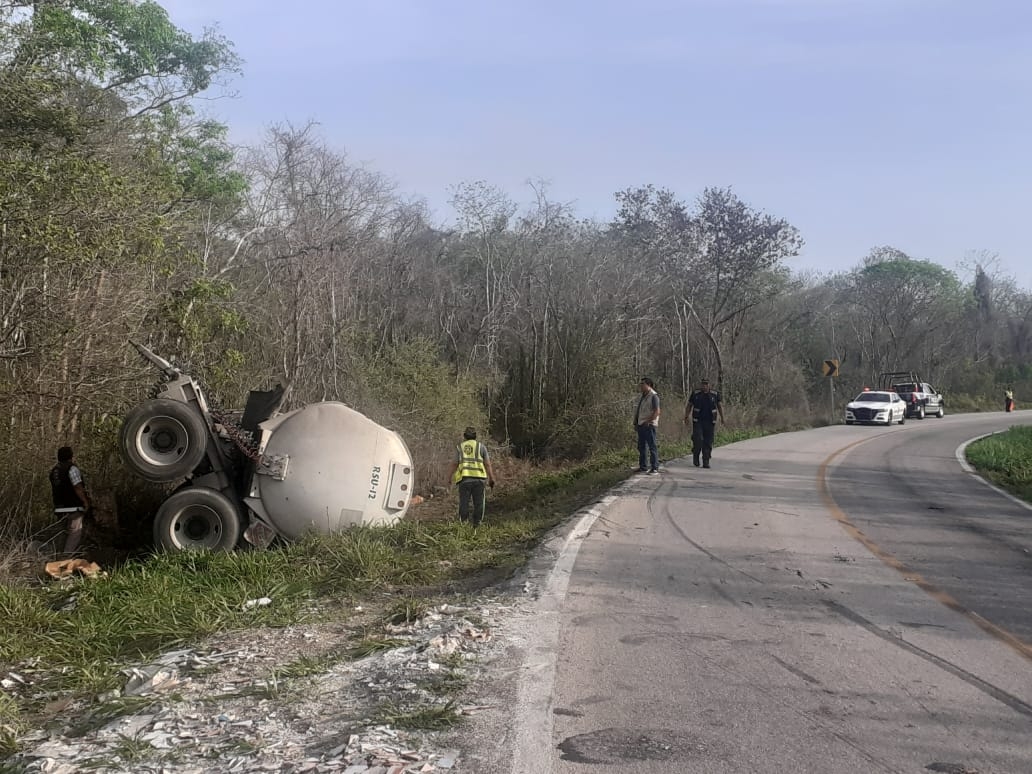 Vuelca pipa con más de 30 mil litros de combustible en José María Morelos
