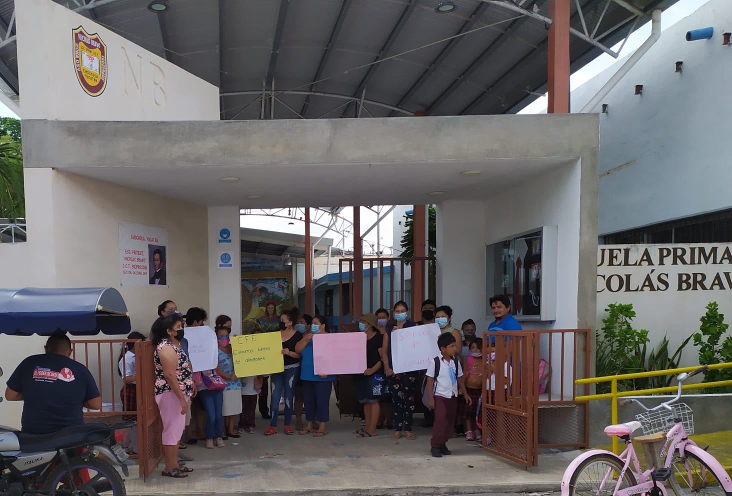 Padres de familia de Chocholá protestan en contra de la CFE por fallas eléctricas en escuela